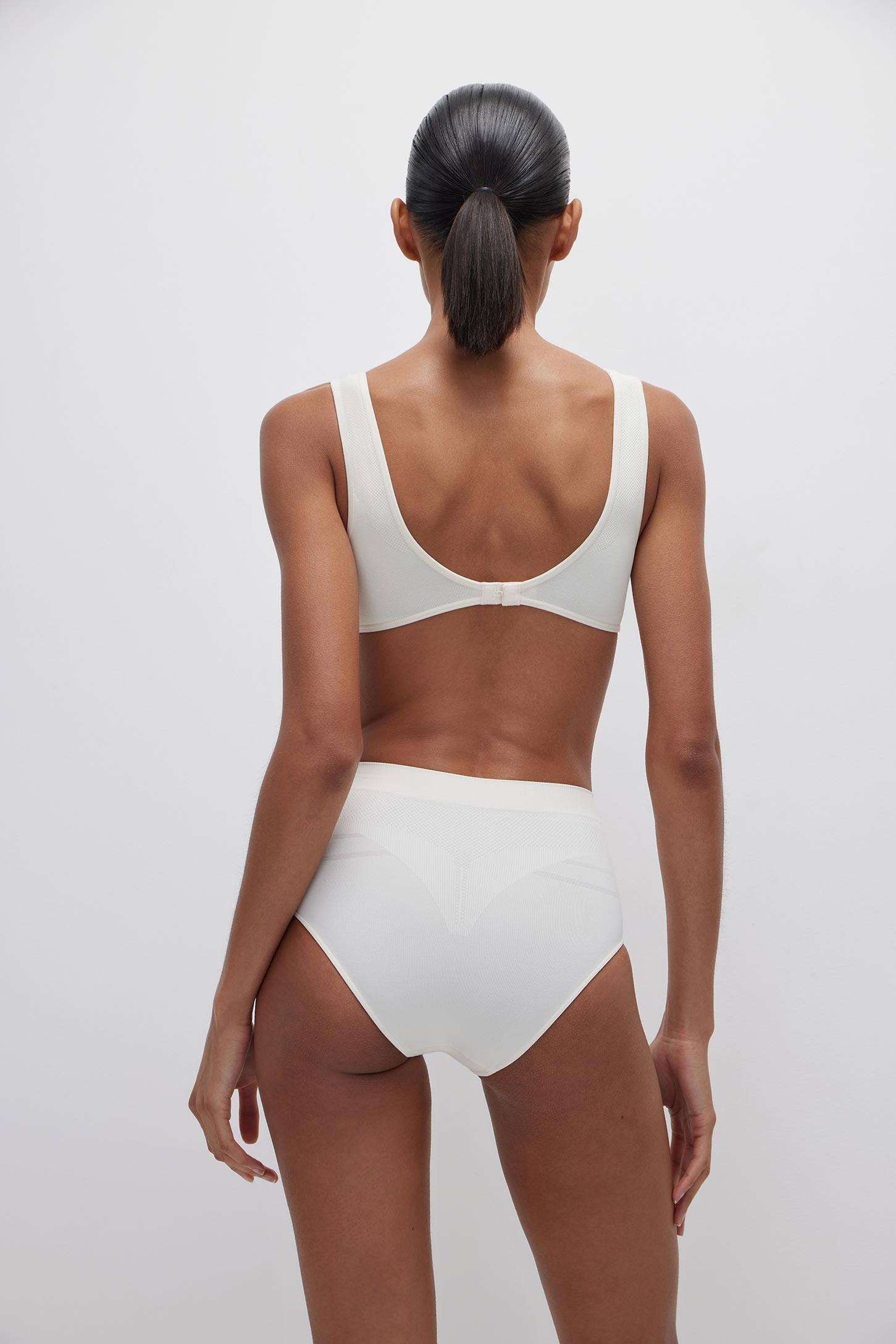 Wide-strap plunge top with back fastening Perfect Fit – фото № 5